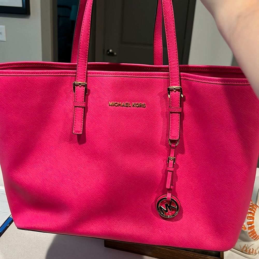 Michael Kors Jet Set Tote in Fuschia